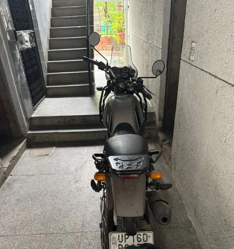 Himalayan 411 2021 model, in perfect condition. Moves like a wind.
